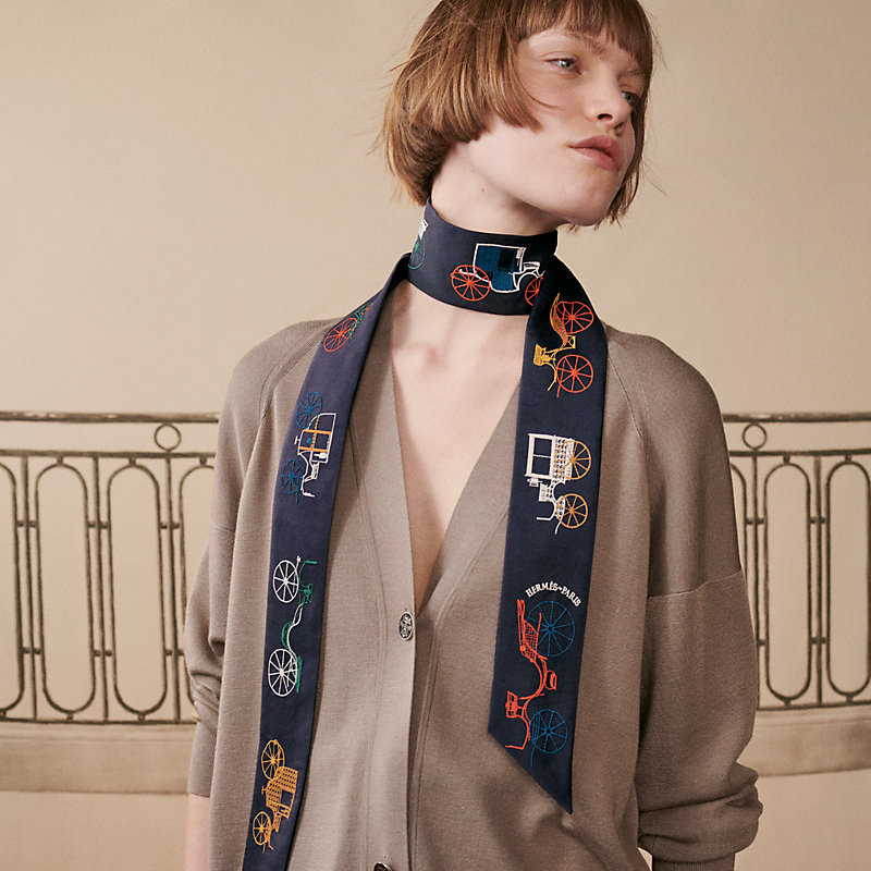 马车图集” 刺绣长款Twilly小丝巾| Hermès - 爱马仕官网 马车图集” 刺绣长款Twilly小丝巾| Hermès - 爱马仕官网